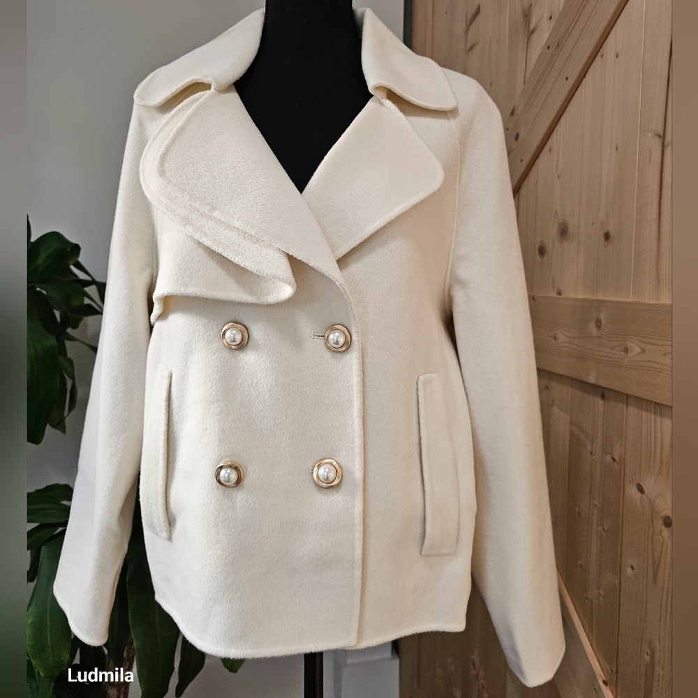 BELLE &‎ BLOOM size M women's cream peacoat with an oversized notched collar